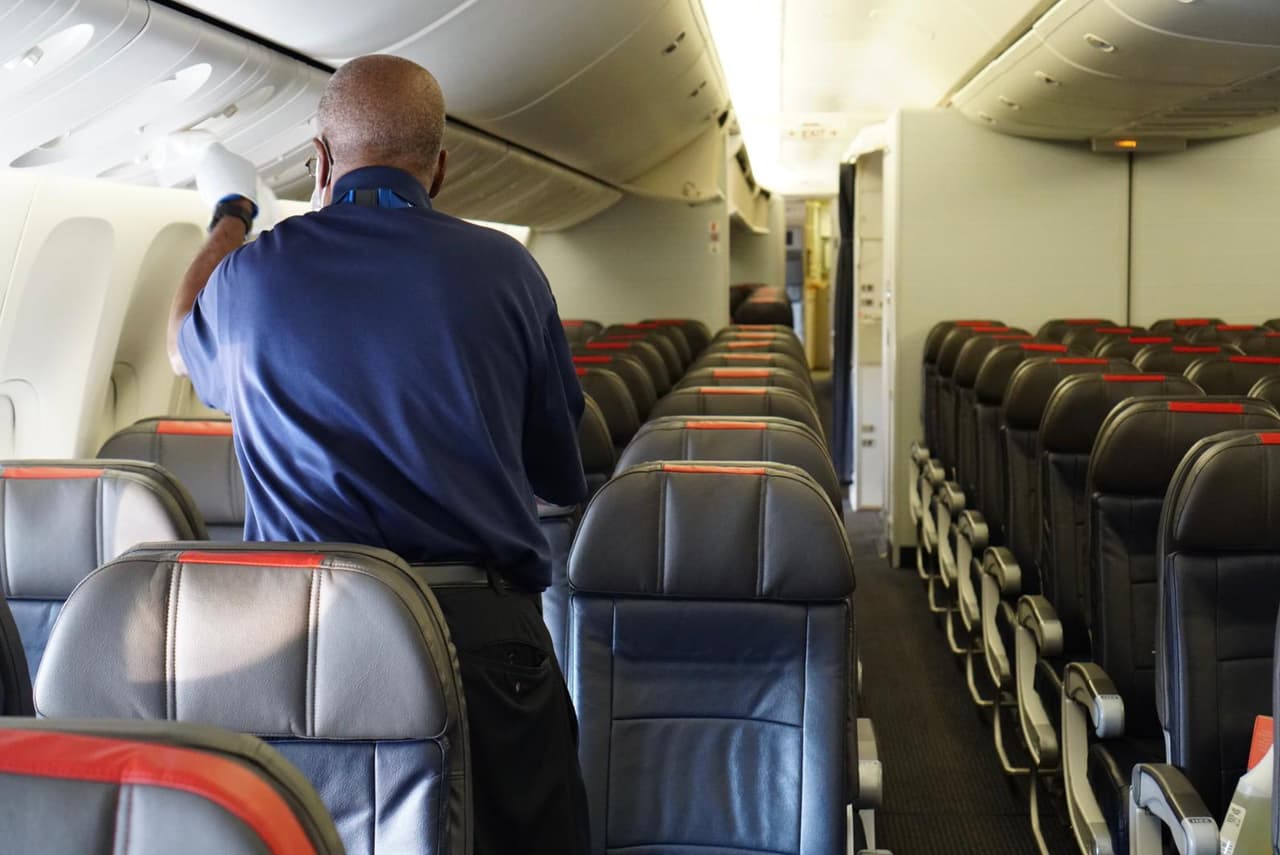 Para una barrera adicional de protección. American utiliza una solución de pulverización aprobada por la EPA para proporcionar defensa contra el coronavirus (COVI D-19).
<br>
<br>