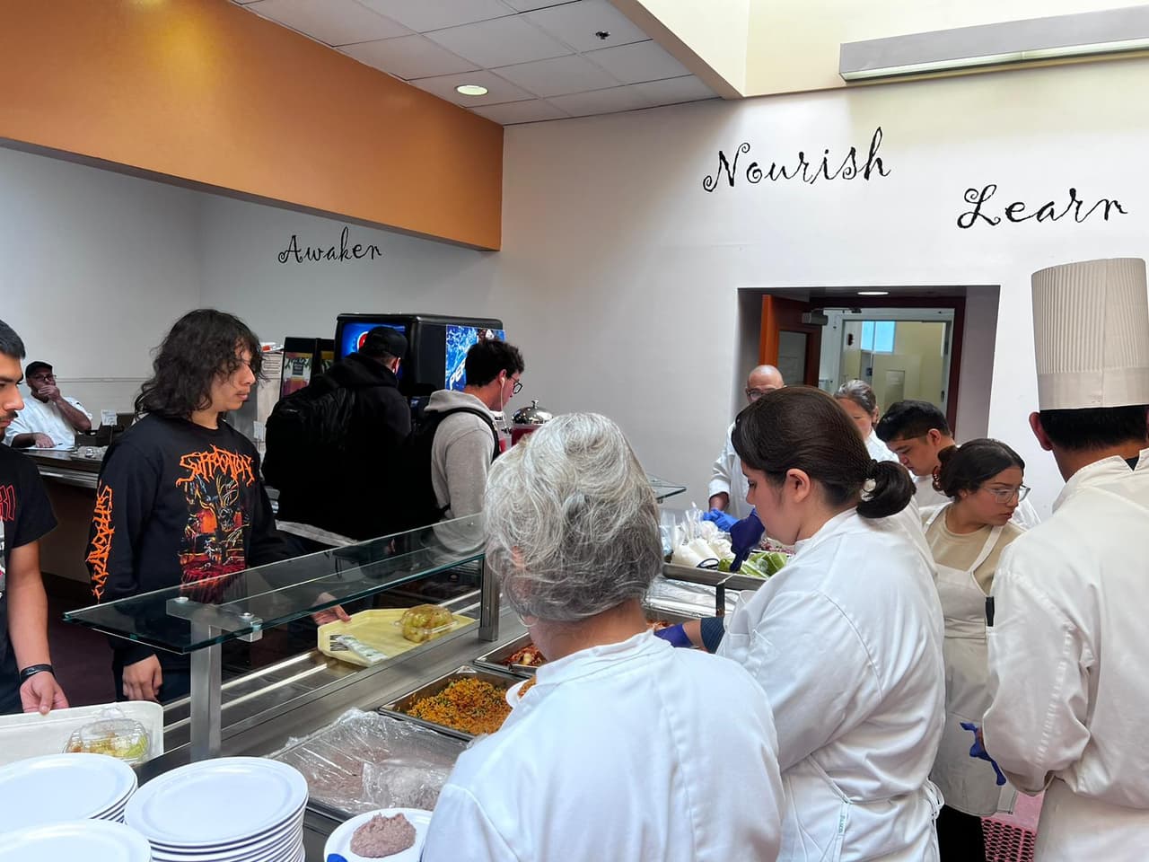 Este programa integral abarca desde las habilidades básicas con el cuchillo hasta el arte de hornear en una cocina de tamaño completo. El curso tiene una duración de 8 meses y está abierto a personas mayores de 17 años.