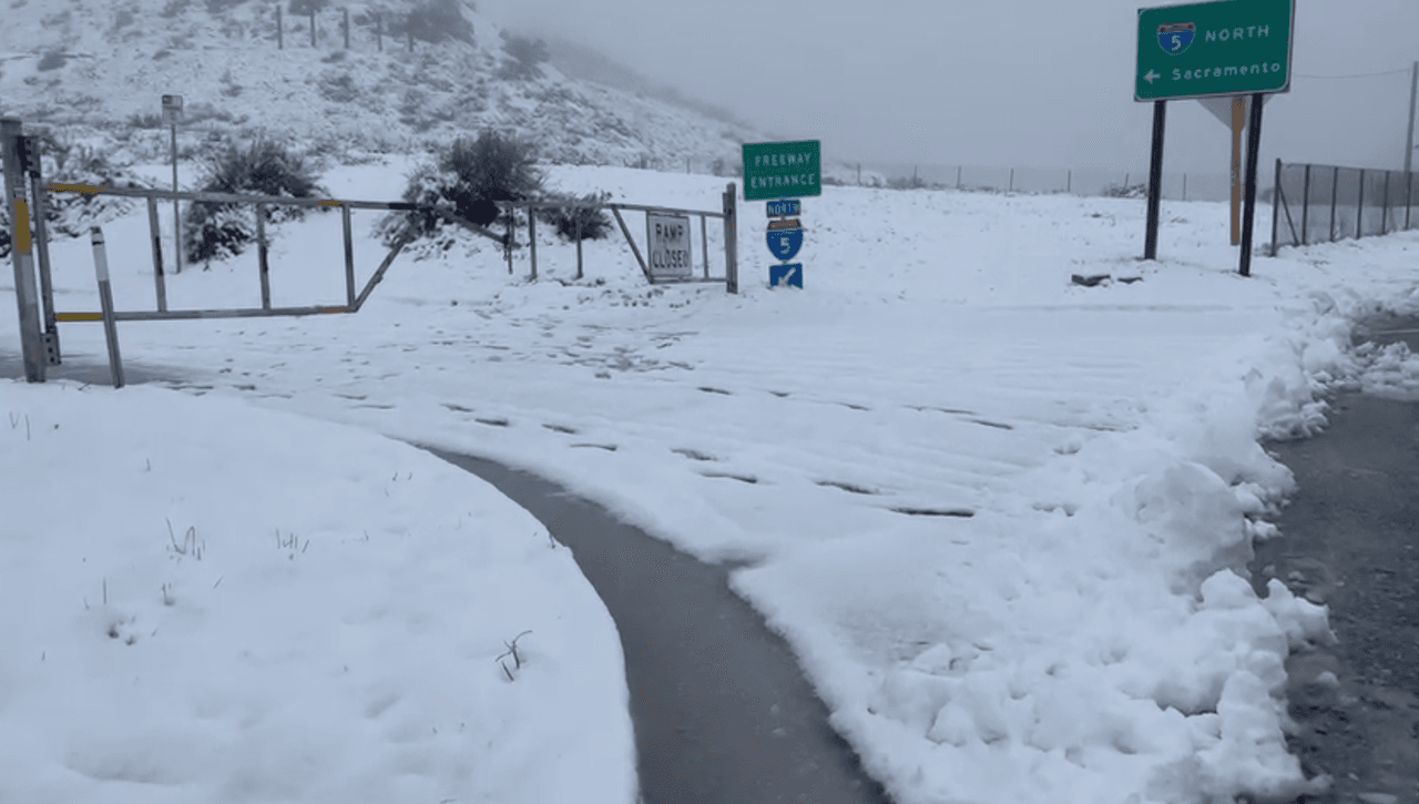 <b>Otros cierres relacionados con el clima se reportan en las carreteras del sur de California:</b>
<br>🚧 La autopista 138 en Palmdale entre la autopista 14 y la 5
<br>🚧 La autopista 2, la autopista Angeles Crest, está cerrada desde 3.3 millas al este de Newcomb's Ranch hasta Big Pines Highway, al oeste de Wrightwood.
<br>🚧 La autopista 33 se cerró desde el norte de Matilija Hot Springs Road hasta Lockwood Valley Road, al norte de Ojai, en el condado de Ventura.