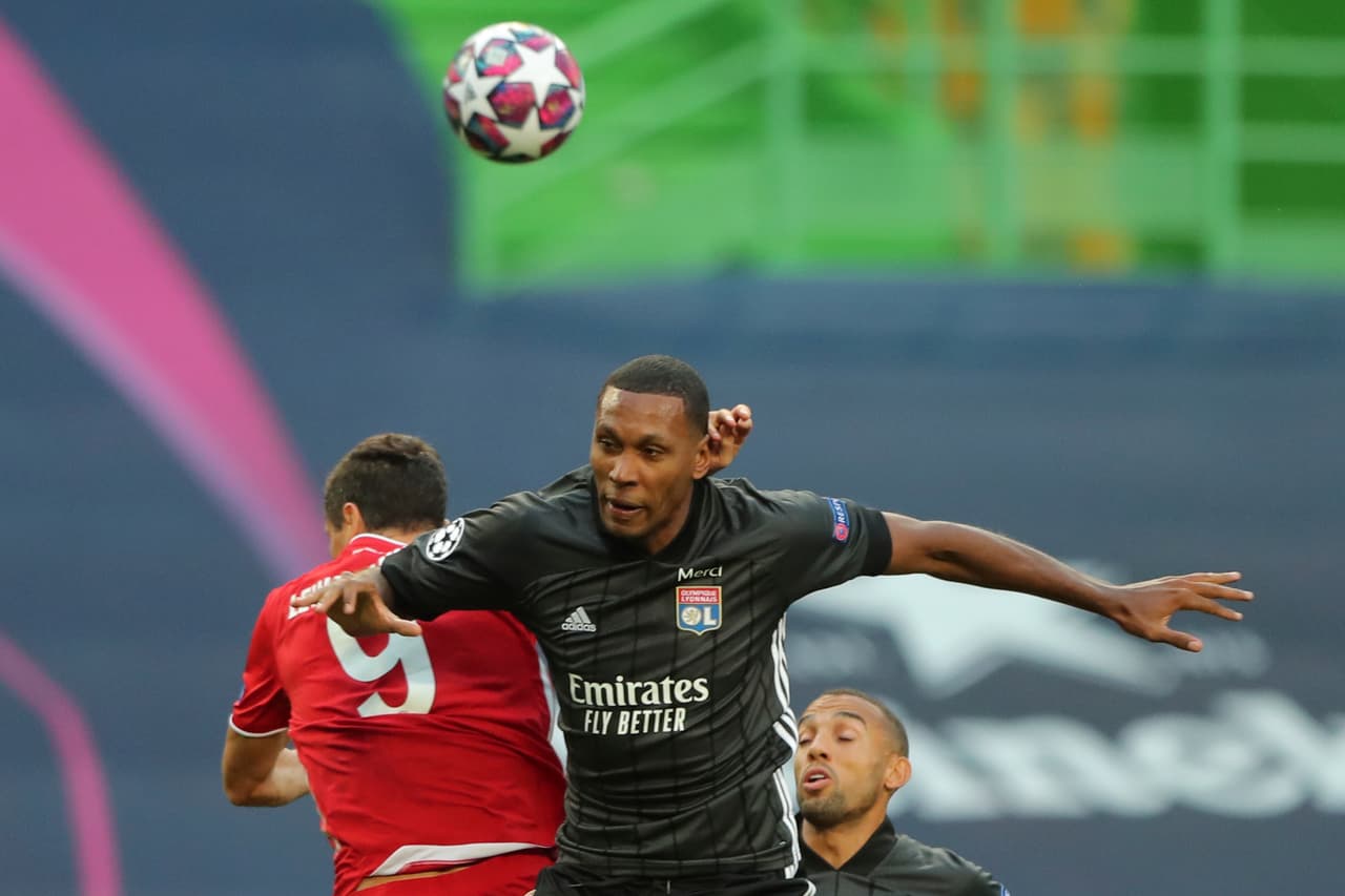 Lyon cerraba sus filas en la defensa; a Bayern le costaba terminar las jugadas.