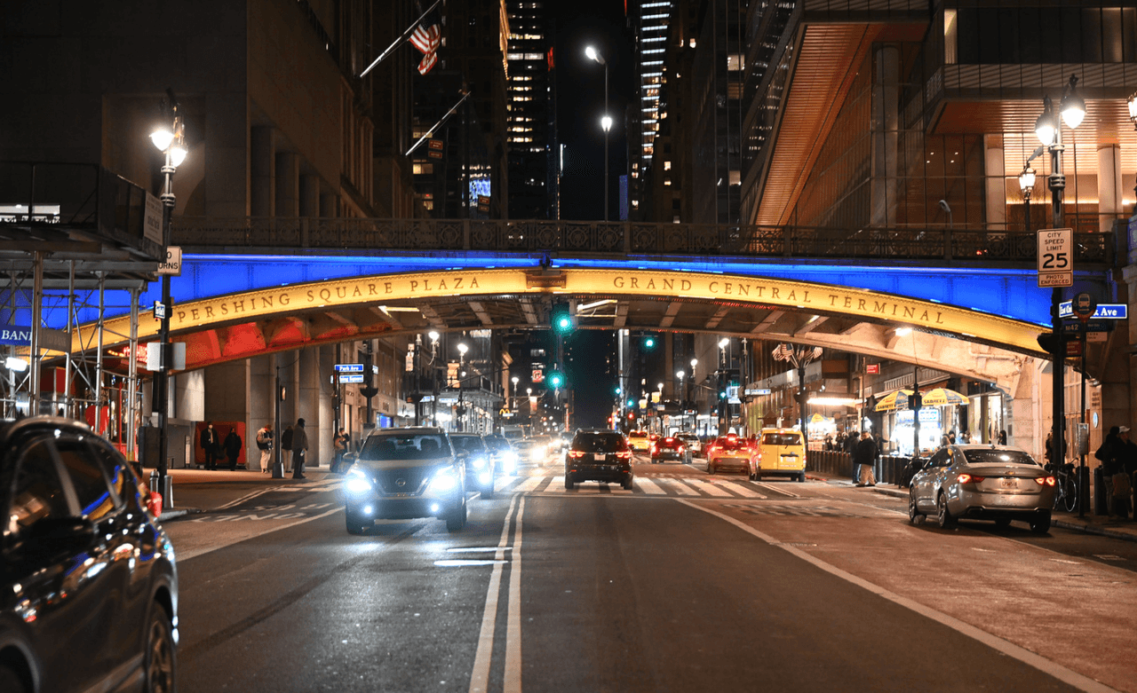 "Nueva York es el orgulloso hogar de la población ucraniana más grande de los Estados Unidos y condenamos la violencia injusta e inconcebible que se está perpetrando contra el pueblo de Ucrania", dijo Hochul, mientras informó que uno de los edificios con las luces azul y amarillo sería Gran Central Terminal.
<br>