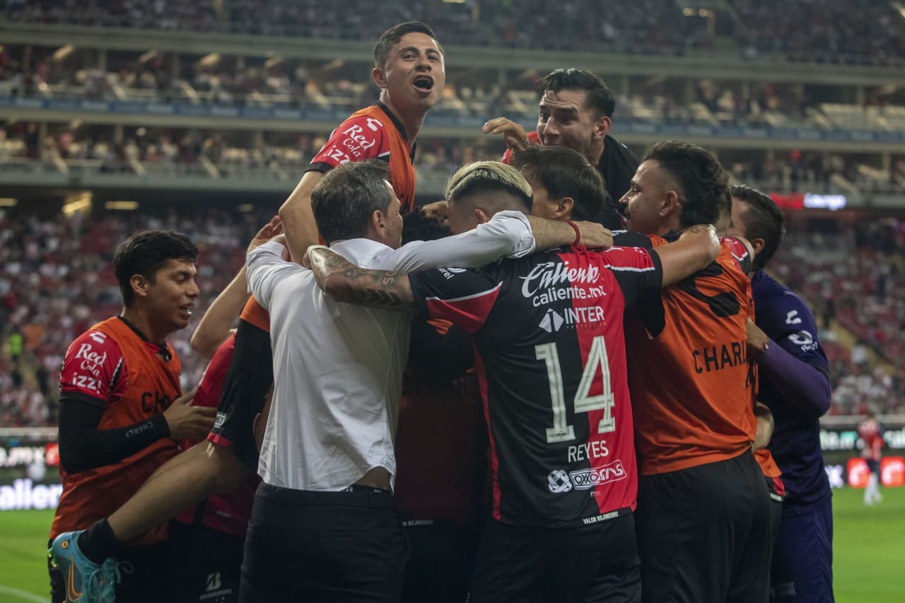 Un primer tiempo bipolar que durante 30 minutos no presentó emociones cambió radicalmente al 28' con el 0-1 de Jeremy Márquez y al 44' con su doblete para silenciar el estadio de Chivas, que lucían perdidas y sin ideas.