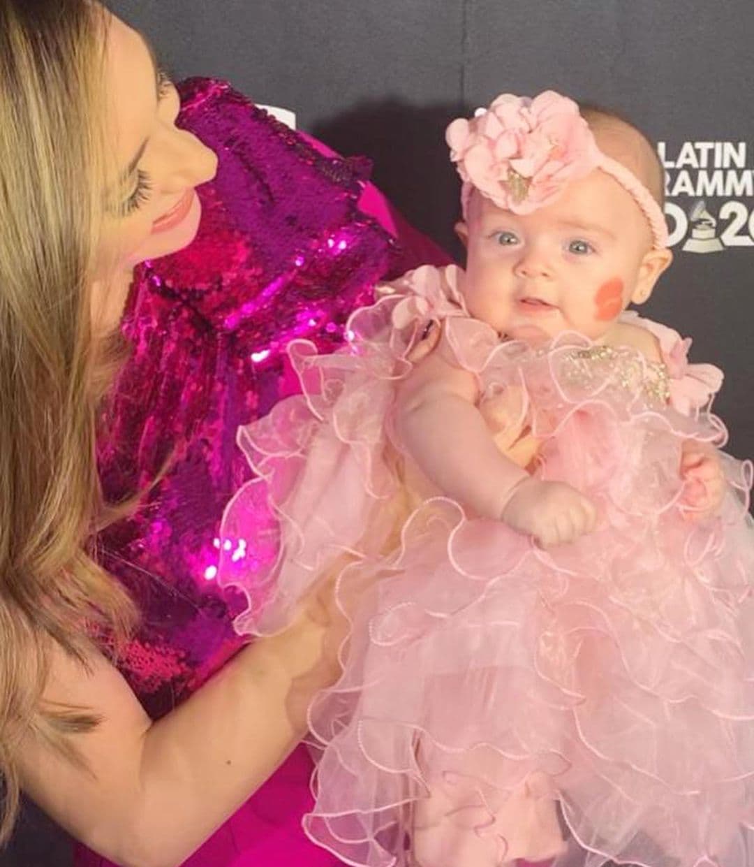 El vestido que la pequeña presumió es de Isabel López, ganadora de los Boston Fashion Awards 2015 y 2019.