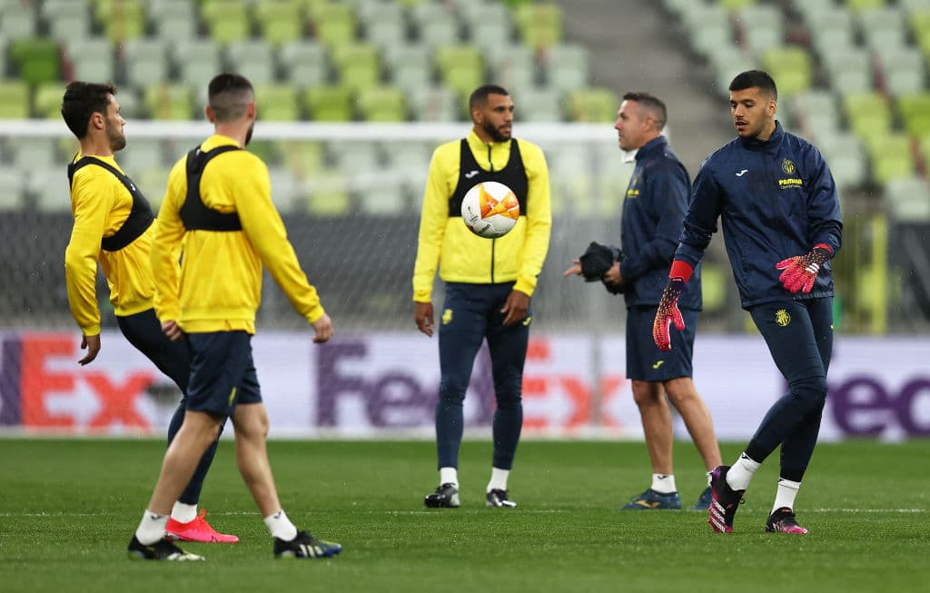 Unai Emery se encargó de hablar con todo el equipo antes de iniciar con los entrenamientos de cara a la final de la UEFA Europa League. Los jugadores del 'Submarino Amarillo' se mostraron alegeres y concentrados durante el calentamiento en el Arena Gdansk.
