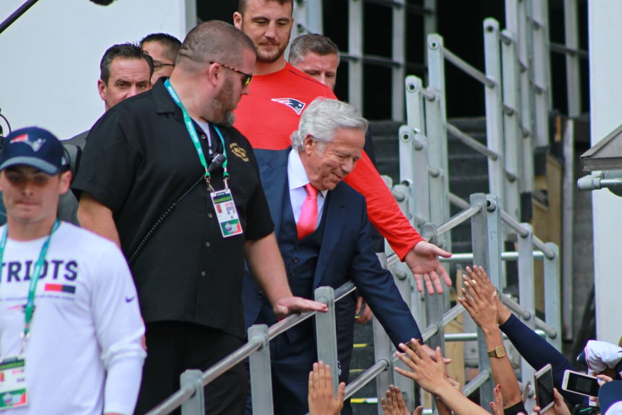 El dueño de los Patriots, Robert Kraft, dividió opiniones al salir al campo.