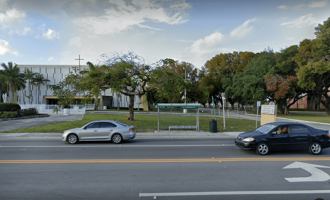 Desde las 5:00 pm hasta las 6:45 PM, las personas pueden venerar a la imagen pasando en sus carros y sin bajarse de ellos, en la Iglesia St. Miguel Arcángel de Miami.
<br>