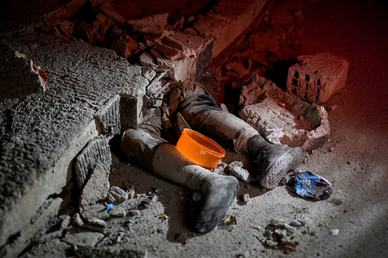 Un cadáver yace en la calle bajo una estructura tras los terremotos en La Guaira, Venezuela, el 25 de junio de 2026.