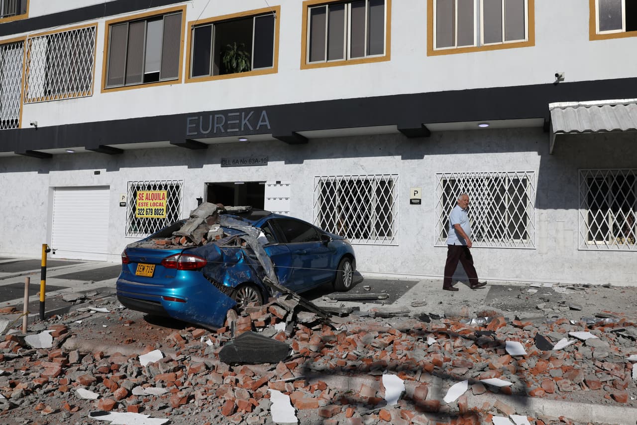 Un terremoto de magnitud 7,4 con epicentro en el Pacífico colombiano sacudió el lunes gran parte del país, dejó varios heridos y afectó la infraestructura.