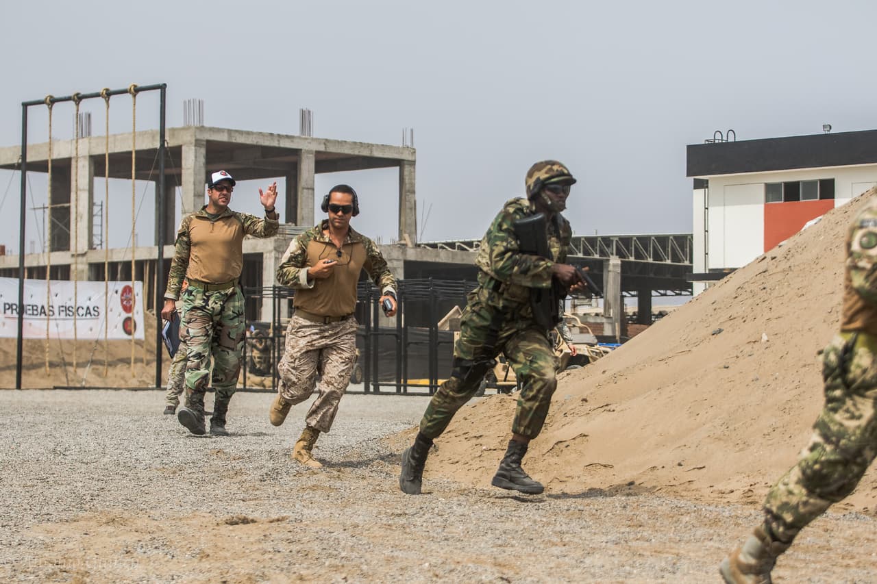 Este lunes dio inicio nueva edición de la competencia militar Fuerzas Comando, la cual, en su edición 2016, se realiza en Lima, Perú. Durante los 10 siguientes días, equipos militares de élite provenientes de 20 países de América mostrarán su destreza, su fuerza y su resistencia, así como sus estrategias en contra del terrorismo y el crimen organizado.