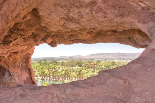 <b>Parque Papago y su sitio <a href="https://goo.gl/maps/UYjEuDJwAkJXap199" target="_blank">‘Hole in the Rock’</a>: </b>El estacionamiento principal estará cerrado y el acceso de los excursionistas a ‘Hole in the Rock’ será limitado. “El uso de senderos en este lugar casi se ha triplicado en las últimas tres semanas, en comparación con el mismo período en 2019”, reportó la ciudad a través de su página web. Otros estacionamientos dentro del Parque Papago estarán abiertos, al igual que otros senderos y puntos de acceso.
<br>