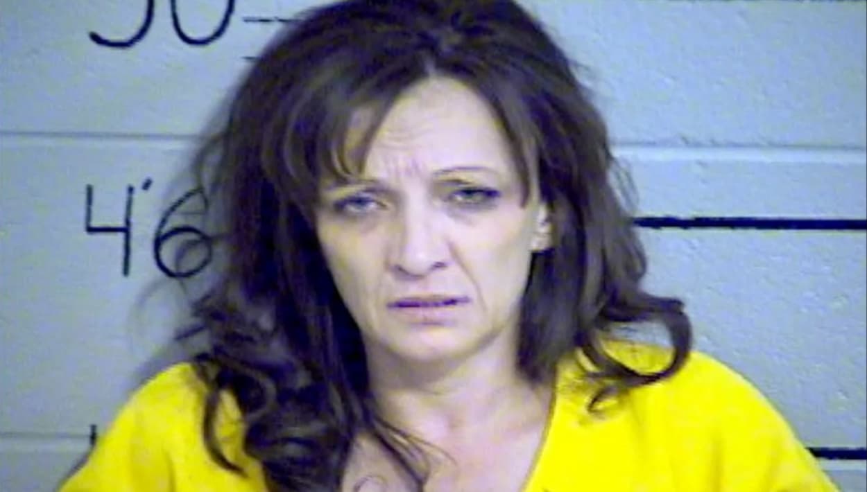 Madre adoptiva acusada por la muerte de su hijo: enfrenta nuevos cargos de abuso infantil