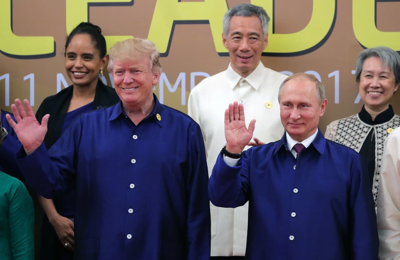 Eso es porque APEC tiene una tradición para tomar la foto de grupo en la que los líderes usan ropa representativa del país anfitrión.
<b>Esta tradición se la llama a veces la 'foto de las camisas tontas'. </b>