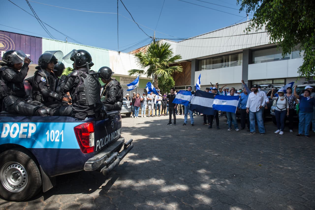 Un año después del inicio de las protestas, la oposición convocó a una jornada llamada “todos somos abril”. En los alrededores del lugar donde debería realizarse, las tropas especiales de la policía se multiplicaron.
<br>