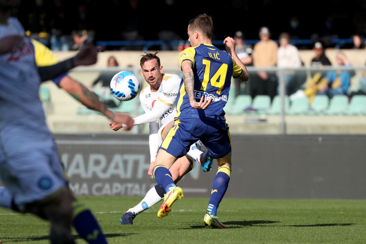En un duelo donde el mexicano 'Chucky' Lozano jugó 63 minutos y tuvo un papel discreto, el nigeriano Victor Osimhen marcó los dos goles del Napoli, que valieron el triunfo ante Hellas Verona.