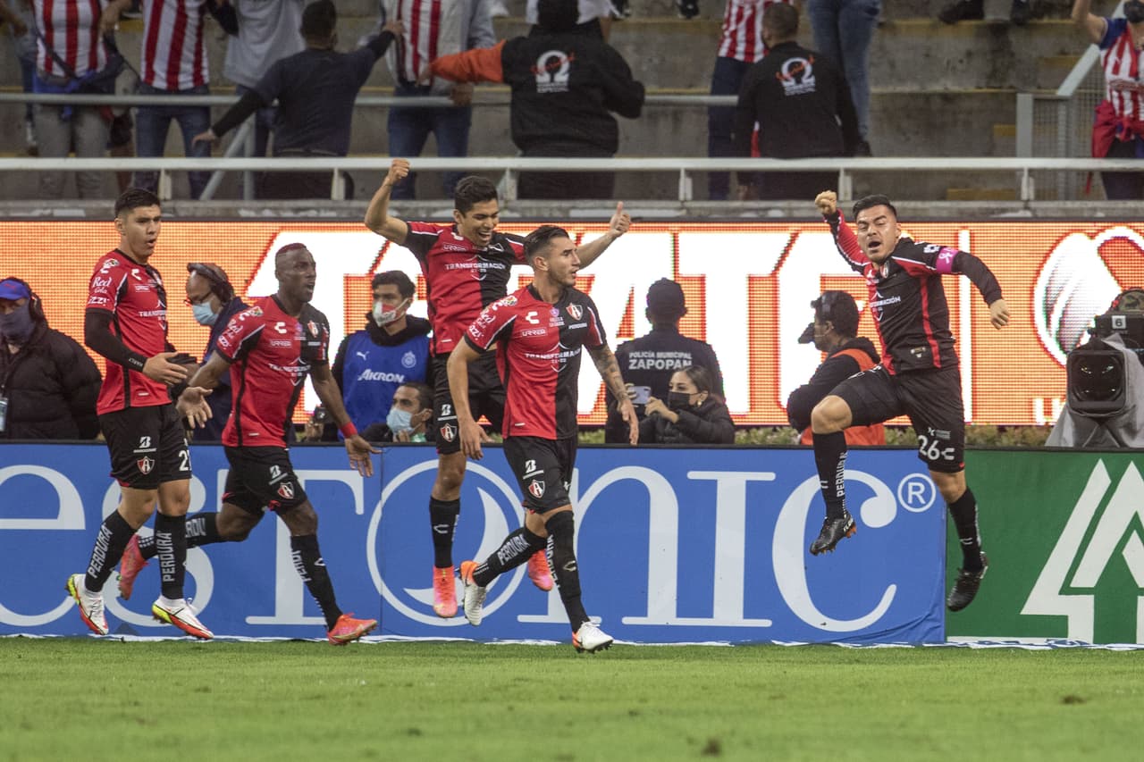 Atlas se llevó el Clásico Tapatío con apretado 0-1 contra nueve hombres de Chivas.