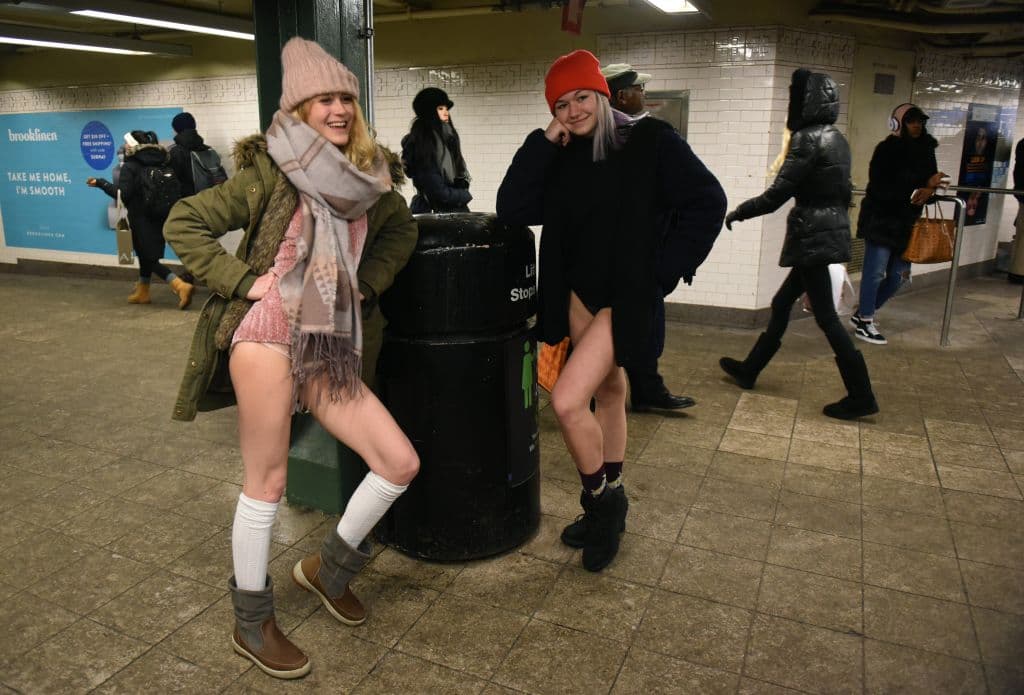 Suspenden 'Un día sin pantalones', celebración que promueve viajar en el subway semidesnudo