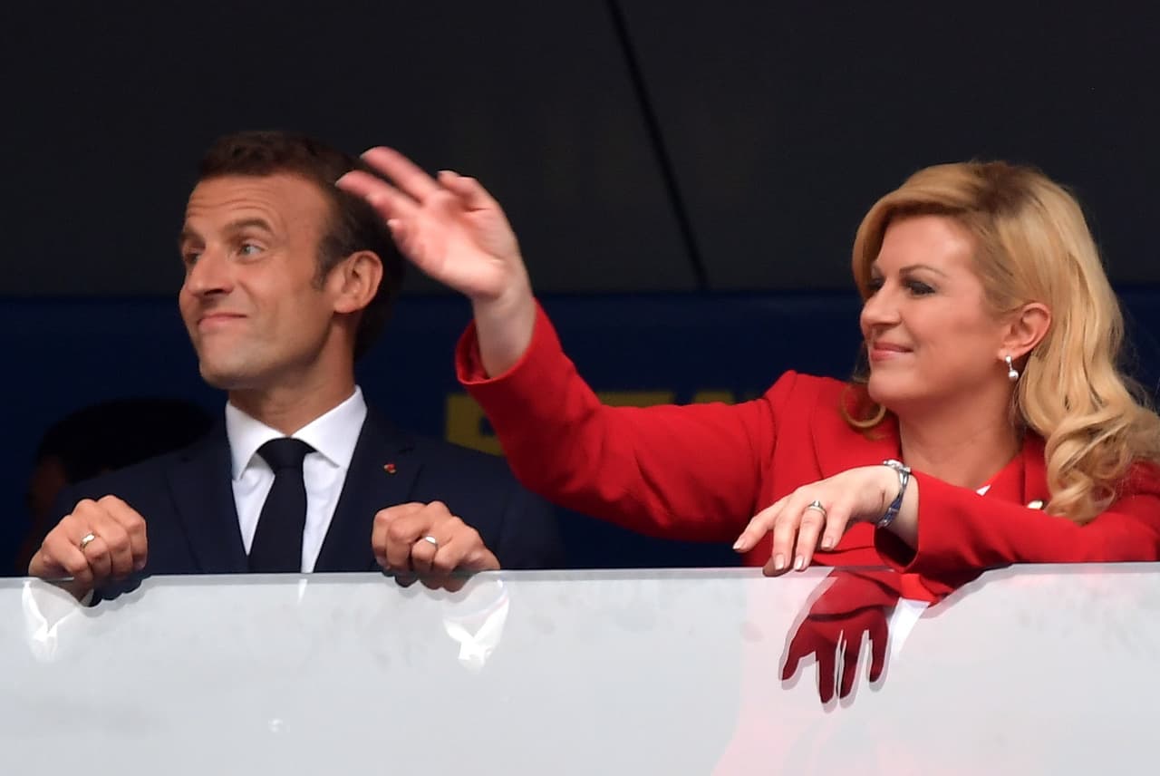 El Presidente de Francia, Emmanuel Macron (izquierda) y la Presidente de Croacia, Kolinda Grabar Kitarovic (derecha), en el palco durante la gran final del Mundial de Rusia 2018.