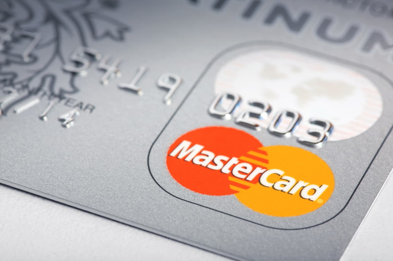 <b>Puesto 18. Mastercard INC</b>
<br>
<br>Localización: Estados Unidos.
<br>
<br>Área: acciones industriales (crédito, banca).
<br>
<br>Capitalización de mercado: 354,000 millones de dólares.
<br>
<br>Según el estudio en el que se basó este ranking, las 100 empresas más grandes del mundo alcanzaron un valor récord de 31,700 millones de dólares al 31 de marzo de 2021.
<br>