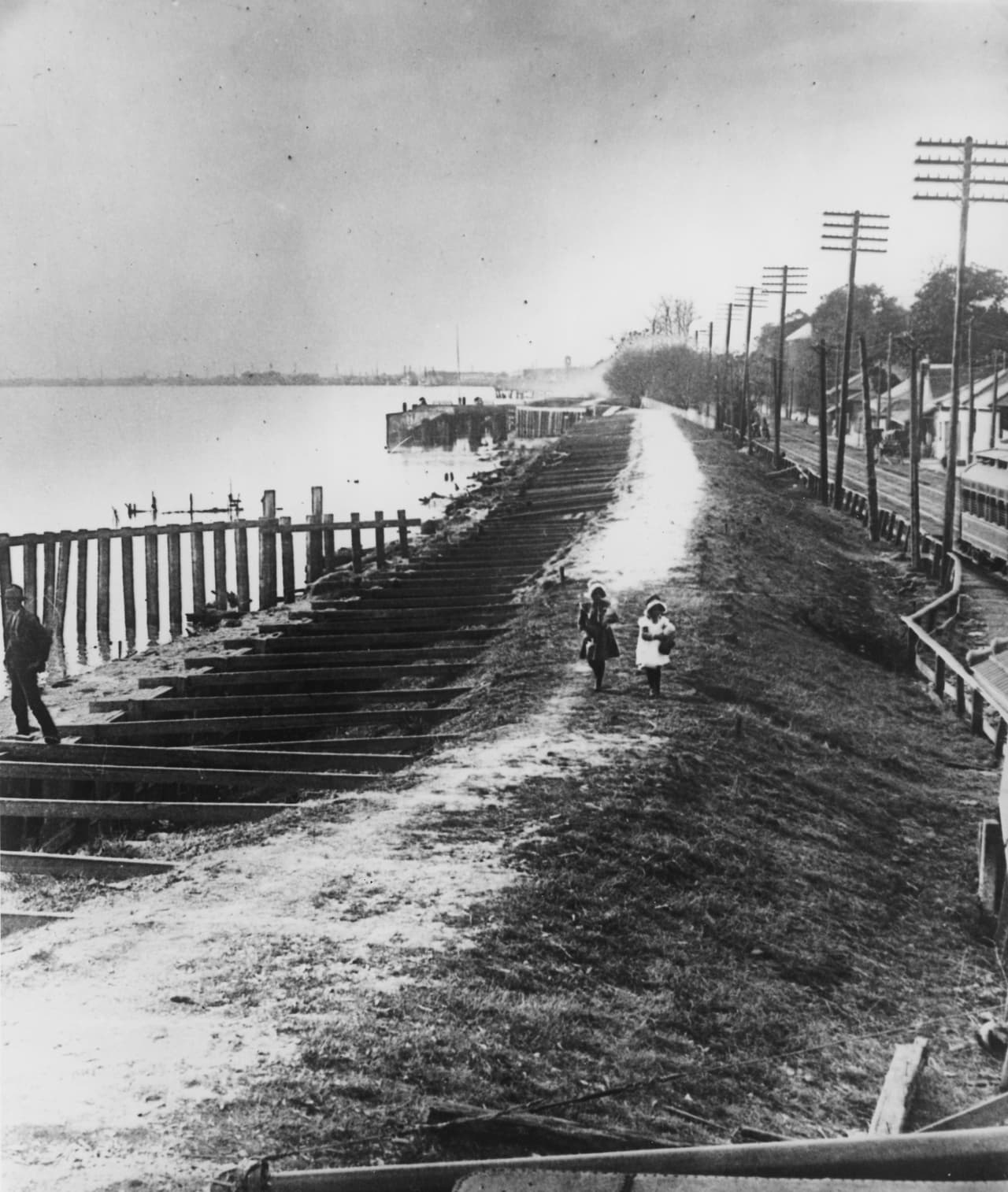 Un dique en el río Mississippi en Louisiana, durante el ‘Gran Diluvio' de 1927. Desde entonces el control del nivel de las aguas del Mississippi alrededor de Nueva Orleans es imprescindible para mantener la ciudad sobre el agua. Uno de estos diques colapsó luego del paso del huracán Katrina en agosto de 2005, lo que dejó a la ciudad casi totalmente inundada.