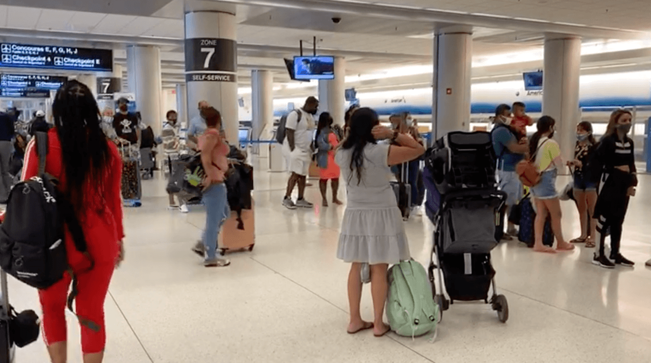 Temen propagación de variantes del coronavirus: aumentan pasajeros en aeropuerto de Miami