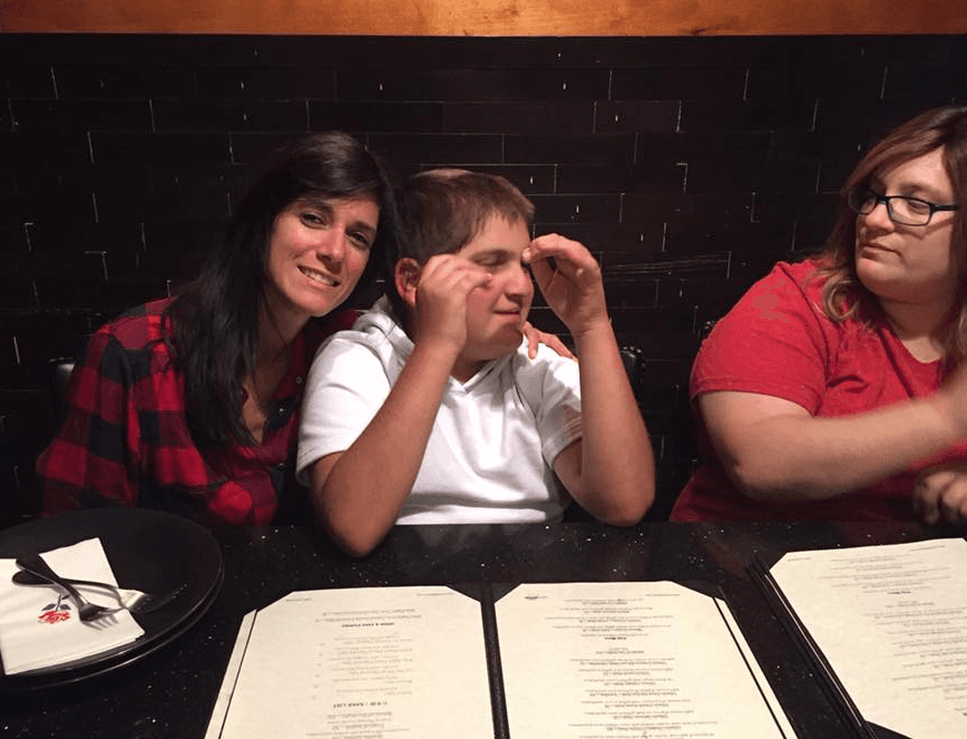 Niño con discapacidad se lleva sorpresa en restaurante de Brooklyn