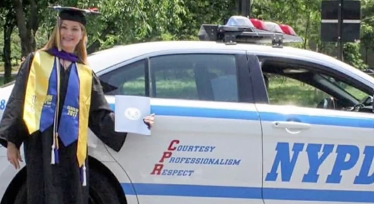 Una heroína con uniforme: policía hispana entrega comida a los más necesitados en medio de crisis por coronavirus