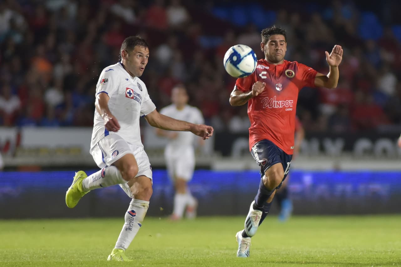 Pablo Aguilar corta una jugada de peligro; despeja con fuerza a donde sea.