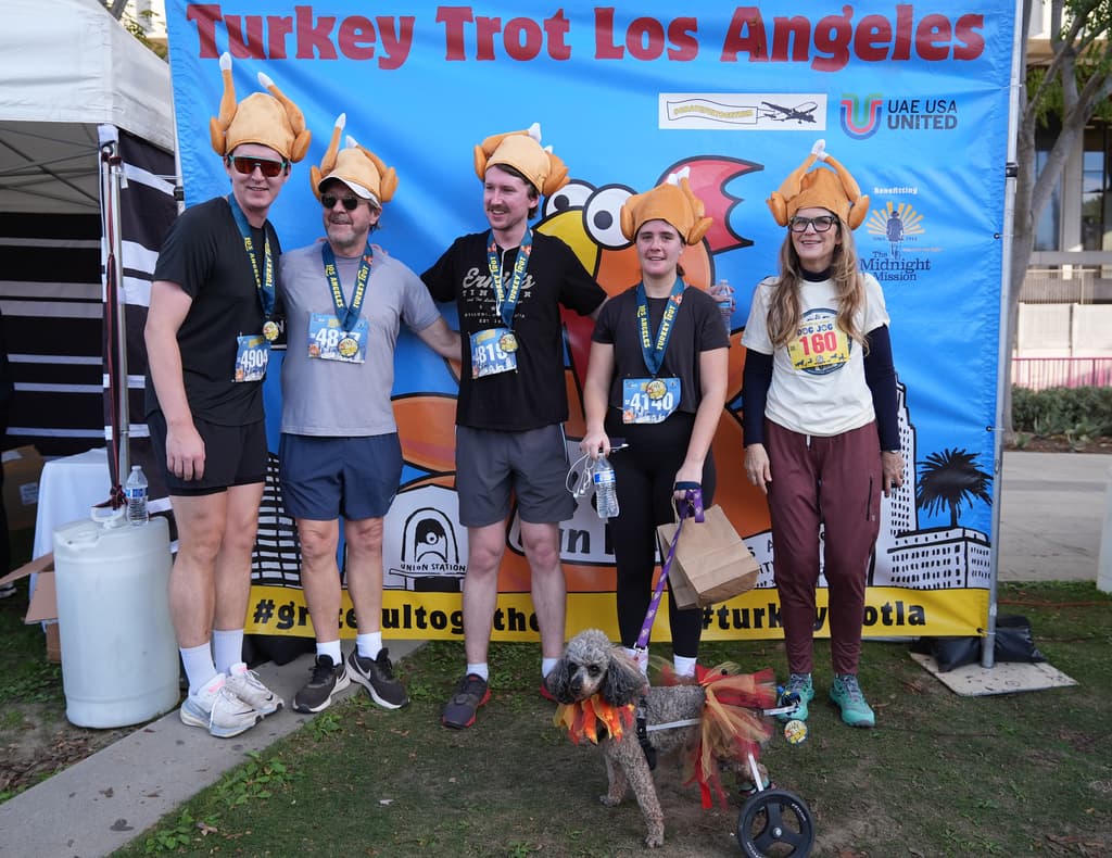 La Turkey Trot 2025 se realizó en un año marcado por incendios en áreas como Pacific Palisades. Un evento paralelo en esa zona recaudó 15,000 dólares para la reconstrucción de la YMCA local.