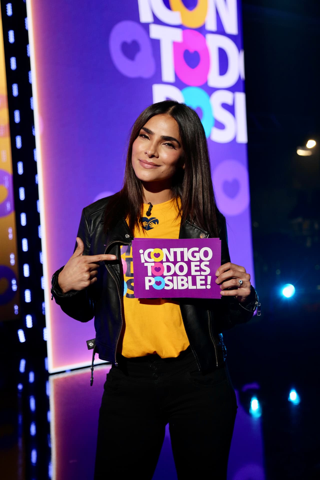 <b>Alejandra Espinoza </b>
<br>La conductora de El Gordo y La Flaca y recién debutada actriz en 'Corazón de guerrero' decidió darle más luz y volumen a su cabellera con un interesante cambio.