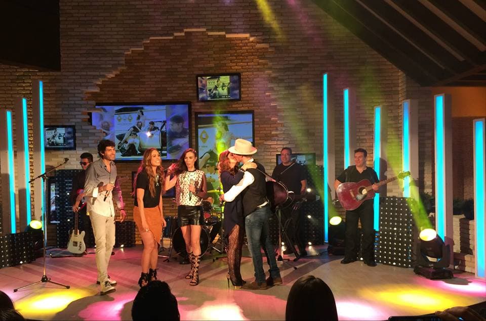 ¡Qué románticos! Erik y Andy están muy enamorados.