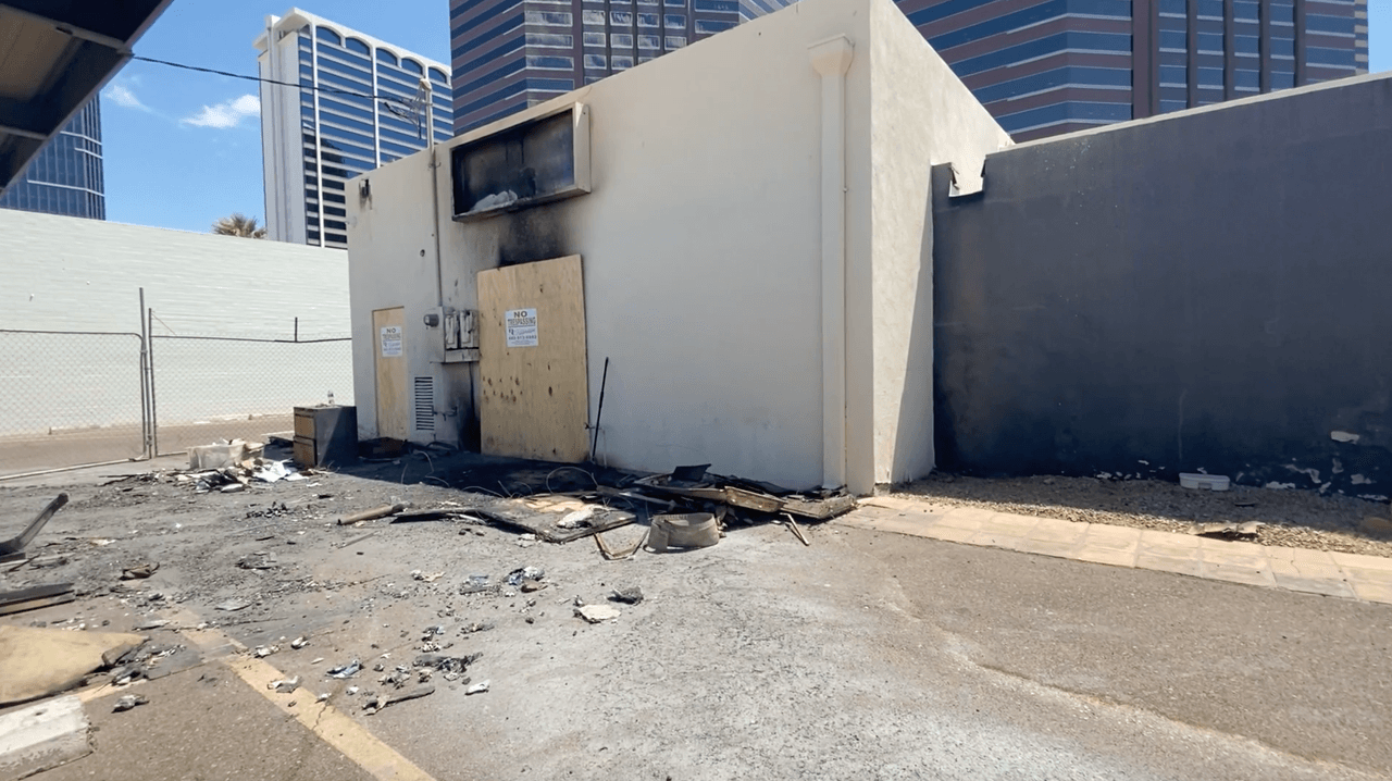 Cualquier persona con información sobre este caso, se le pide llamar al departamento de policía de Phoenix al 602-262-6151 o al 480-TESTIGO.
<br>