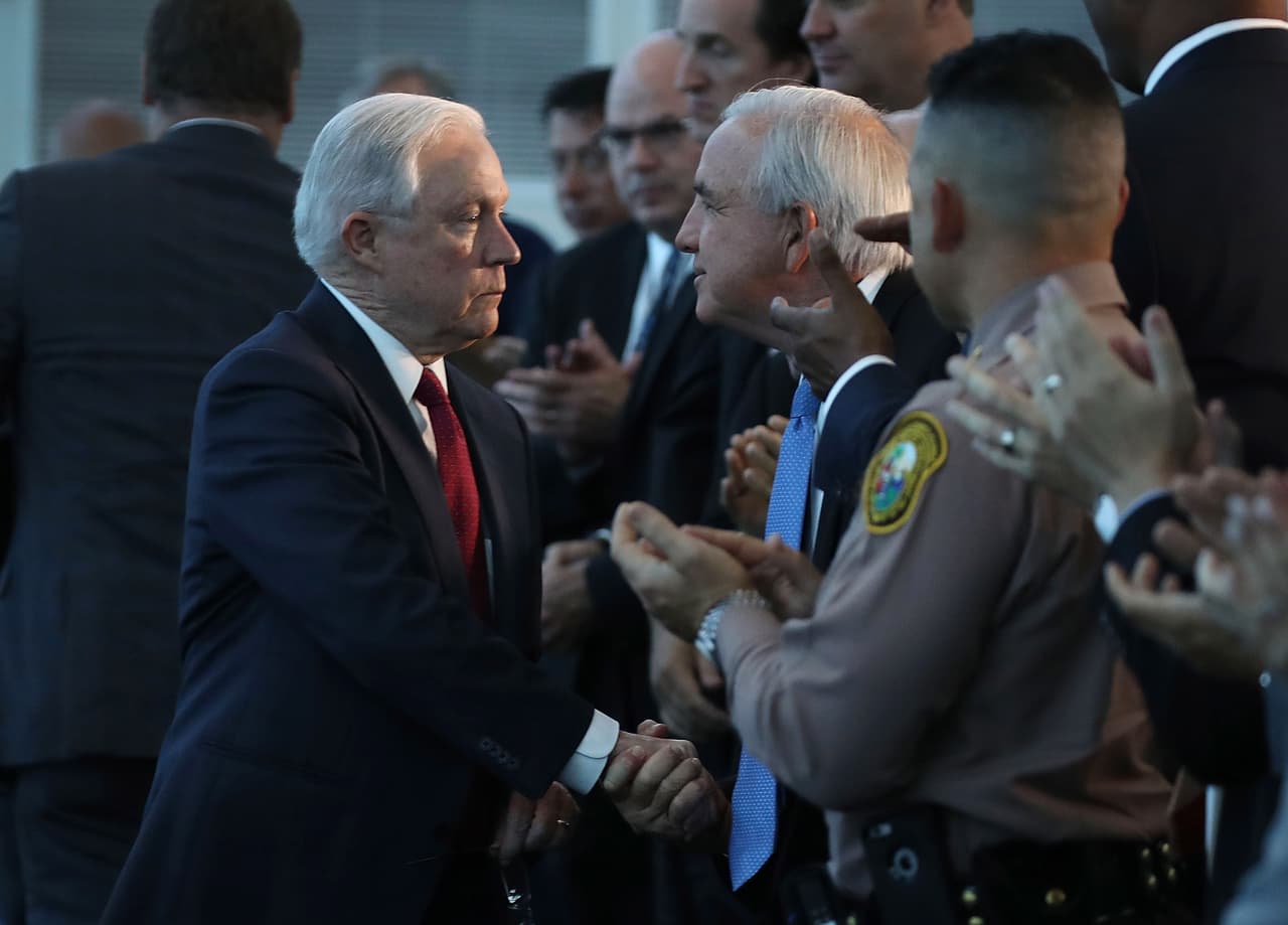 Sessions felicita a Miami-Dade por dejar de ser santuario y arremete contra Chicago