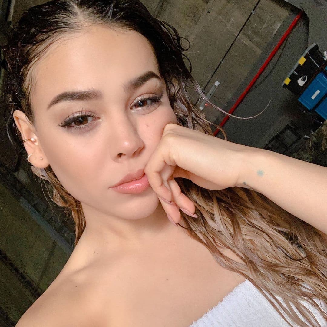 "Hemos vivido en una industria que nos ha exigido algo que no es real. Entonces hay que apoyar más a lo que es real, con lo que realmente la gente se siente identificada contigo", señaló la celebridad.