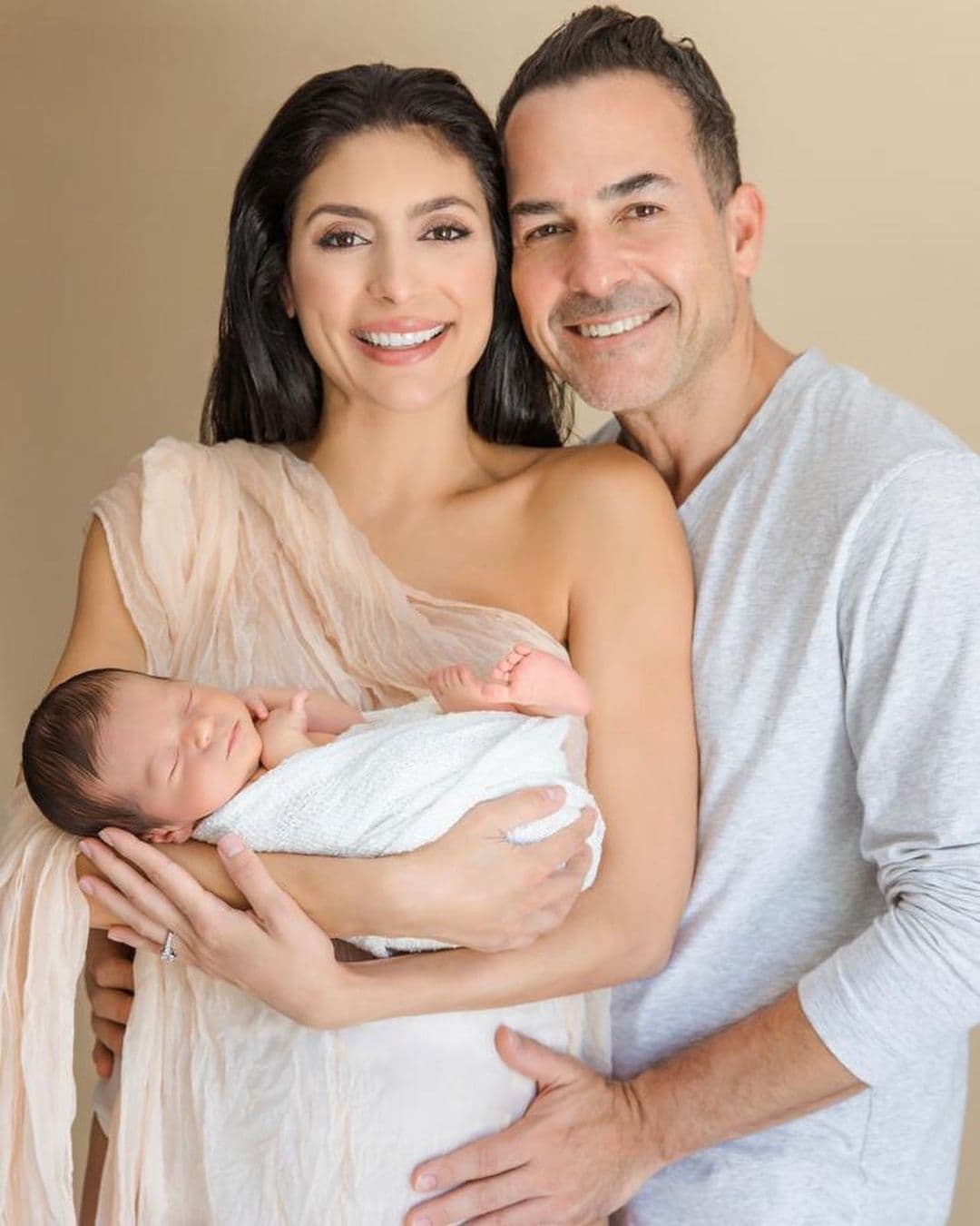 La vida de Carlos ha cambiado bastante desde que inició su carrera en la televisión, y hoy lo vemos viviendo el sueño de tener una familia y con una felicidad que se nota claramente en su rostro.