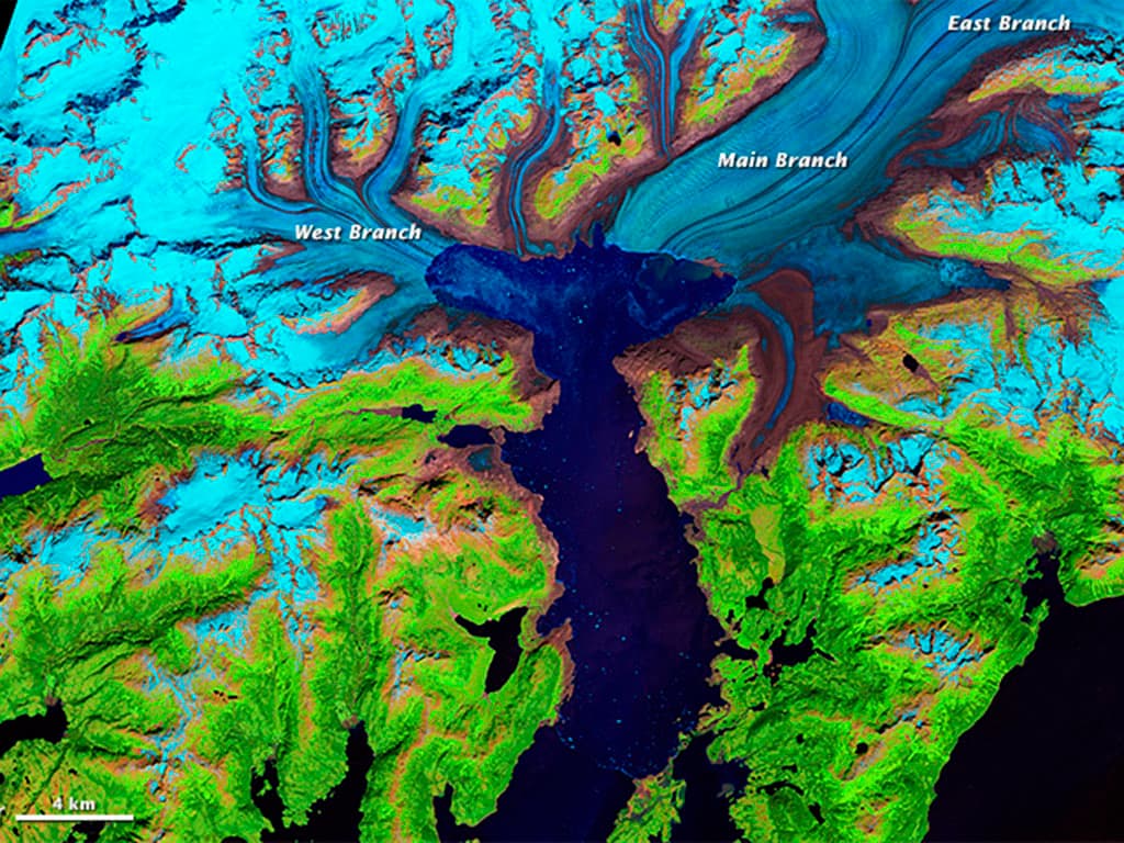 <b>Retiro del glaciar Columbia 2, 2 de julio de 2014. </b>Esta es la segunda de
<b> </b>la serie de imágenes. Los expertos en glaciares intentan determinar por qué este permaneció en su posición durante tanto tiempo y por qué comenzó a retirarse tan velozmente.