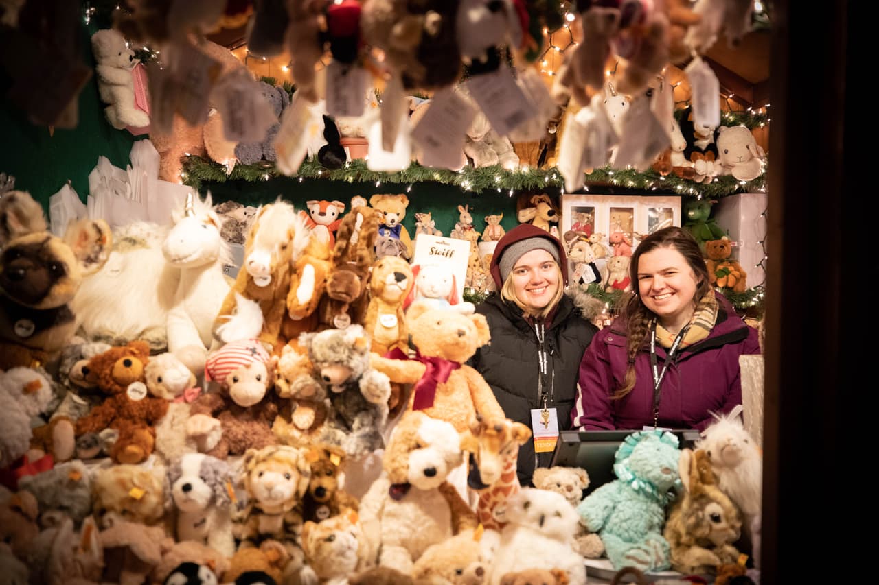 <b>Que se vende en Christkindlmarket? </b>Más del 60% de los proveedores son de Alemania. Muchos venden decoraciones navideñas de todo el mundo (Alemania, Polonia, Rusia, Suecia, Sudamérica), accesorios de invierno, decoraciones, juguetes para niños, regalos hechos a mano, comida, dulces y bebidas.