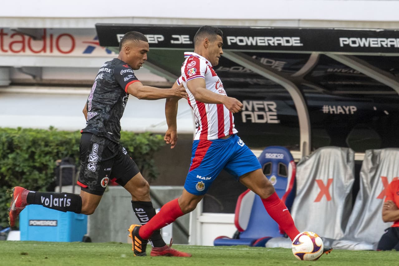 Chivas consolidó su dominio sobre Tijuana y logra imponerse para seguir en la pelea por el Repechaje.