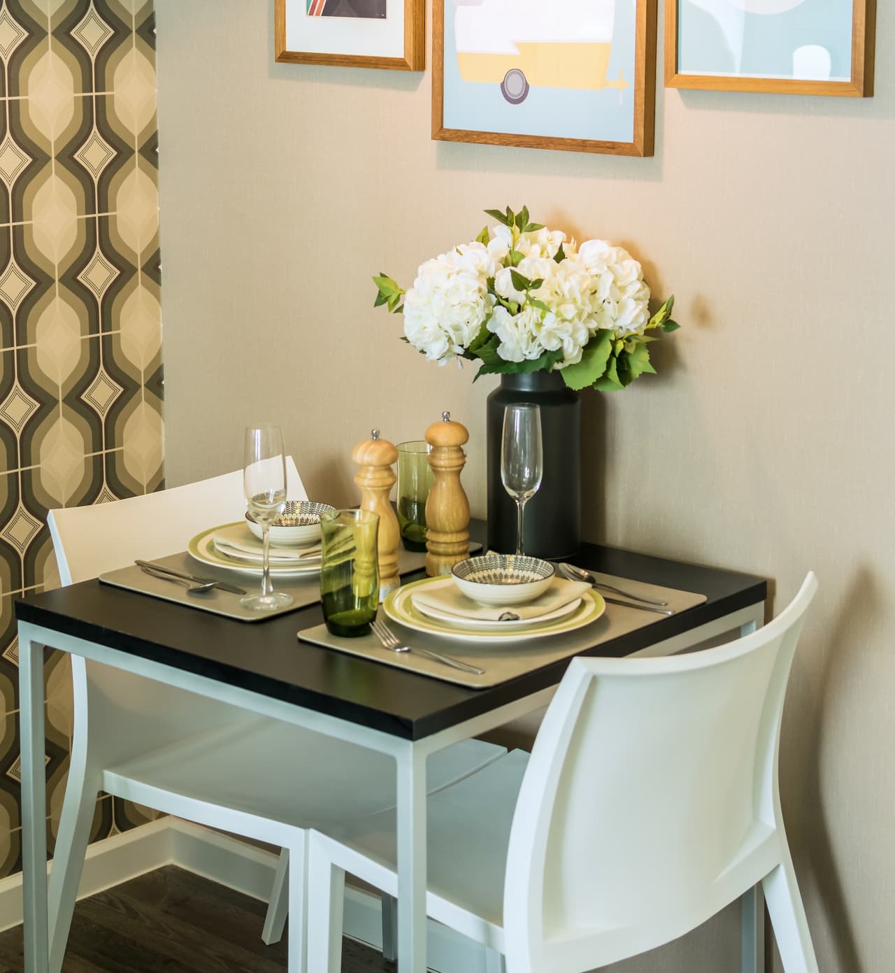 Las mesas cuadradas son una excelente opción para no utilizar demasiado espacio y si la colocas junto a una pared estorbará menos.