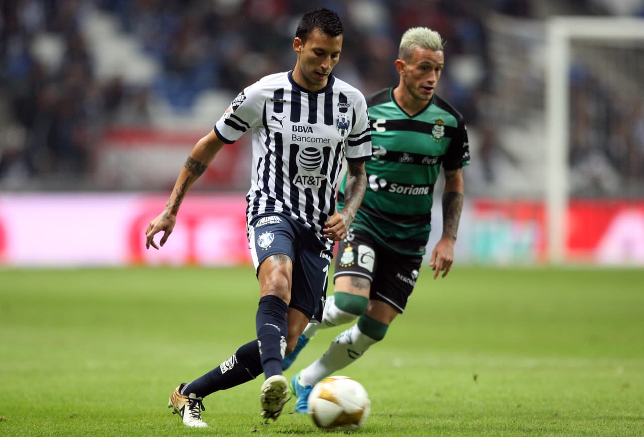 Monterrey, siendo el equipo de casa, quiso empezar a proponer el partido, imponiendo condiciones, aunque el estado de la cancha en ocasiones entorpecía la circulación de la pelota.