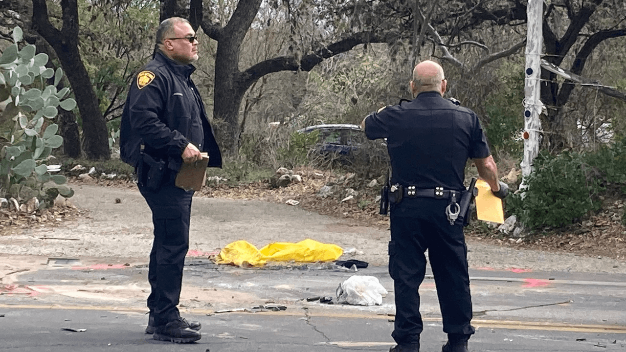 El hombre que iba en contra no traía puesto su cinturón de seguridad y estaba atrapado dentro de la Jeep. Cuando lo sacaron, lo declararon muerto, dice el reporte policial.