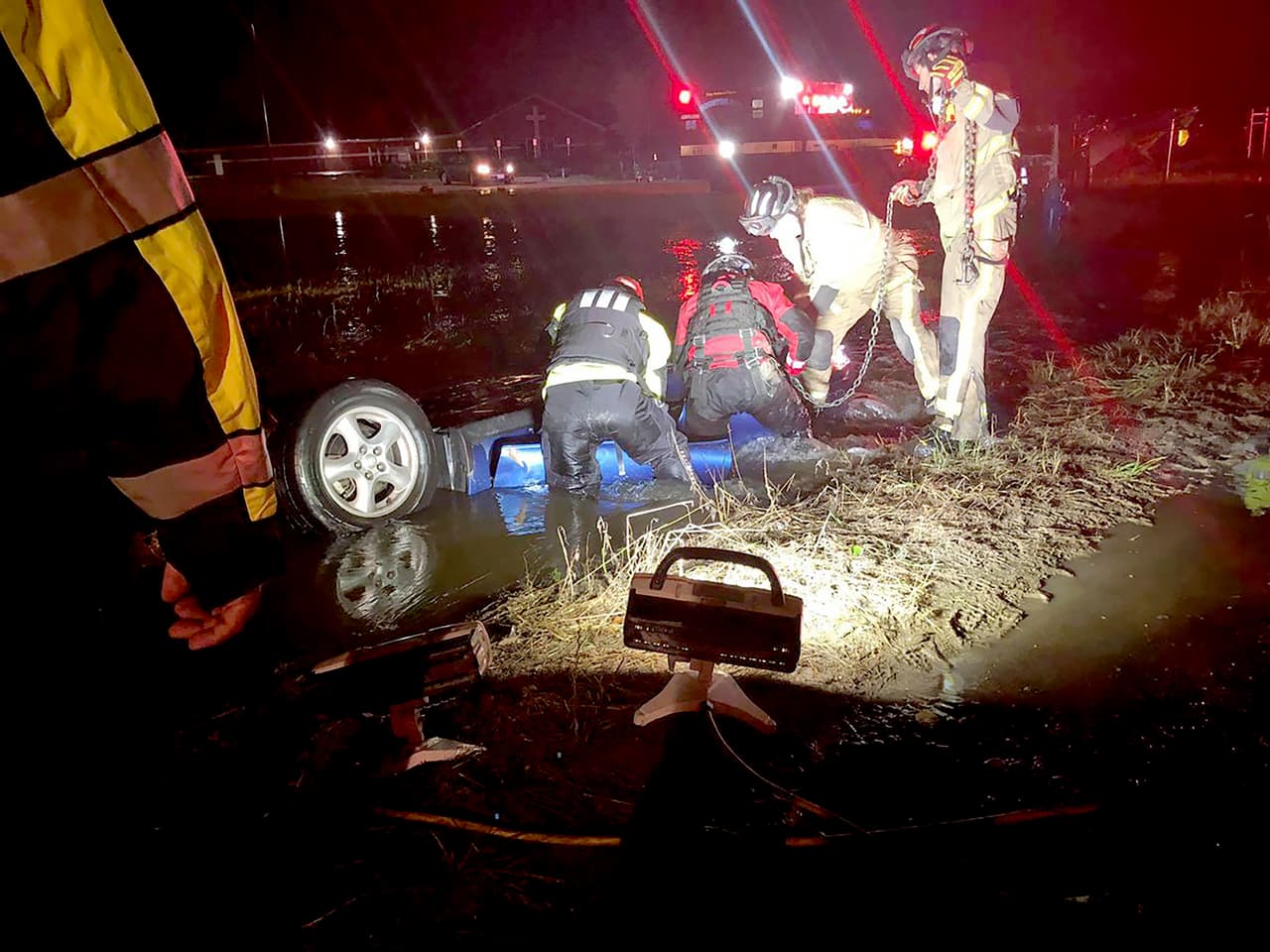 Durante la noche del jueves, los Bomberos de Houston respondieron a un accidente de tránsito. Al llegar hallaron un vehículo volcado en el río que se formó tras las fuertes lluvias en una vía.