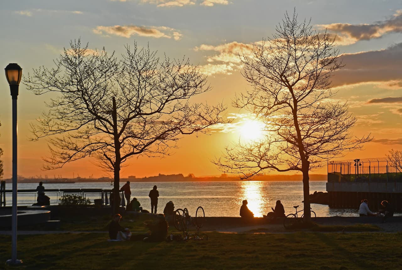Con el buen clima, los neoyorquinos suelen visitar los parques de la ciudad de Nueva York. El distanciamiento social aún es requerido, aunque el gobernador Andrew Cuomo dijo que el estado podría comenzar a reabrirse después del 15 de mayo.