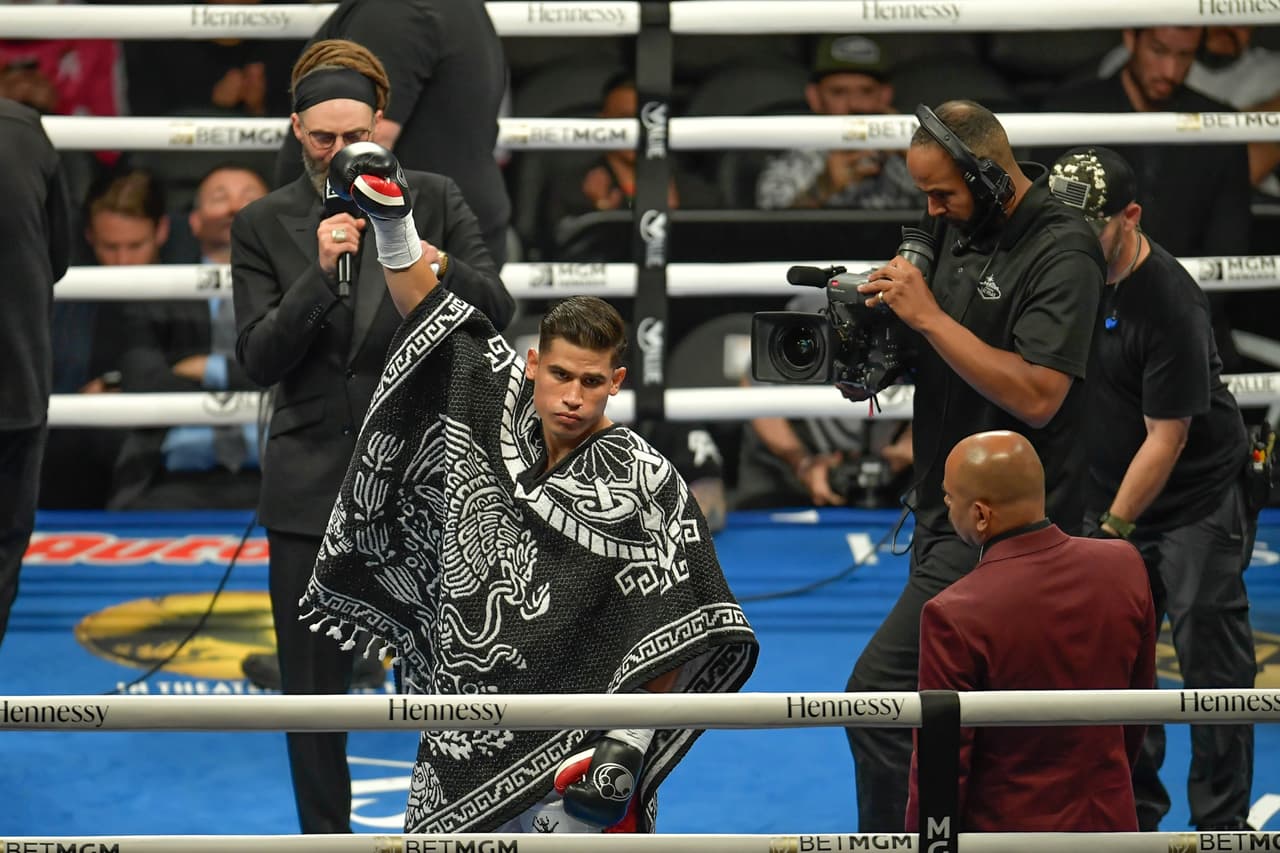 Previamente, Aaron Silva dio la sorpresa al derrotar por TKO al favorito Alexis Espino en cuatro rounds tras una serie de golpes que no fueron respondidos por su rival y así mantener el invicto.