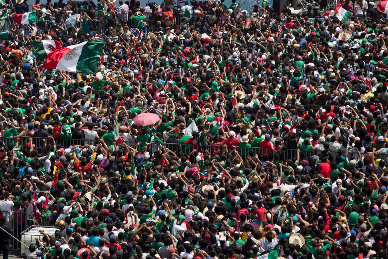 Aficionados mexicanos celebran el primer gol de su equipo mientras ven el partido de octavos de final de la Copa del Mundo contra los Países Bajos en pantallas gigantes en el Zócalo, el domingo 29 de junio de 2014. (Foto AP/Moises Castillo)