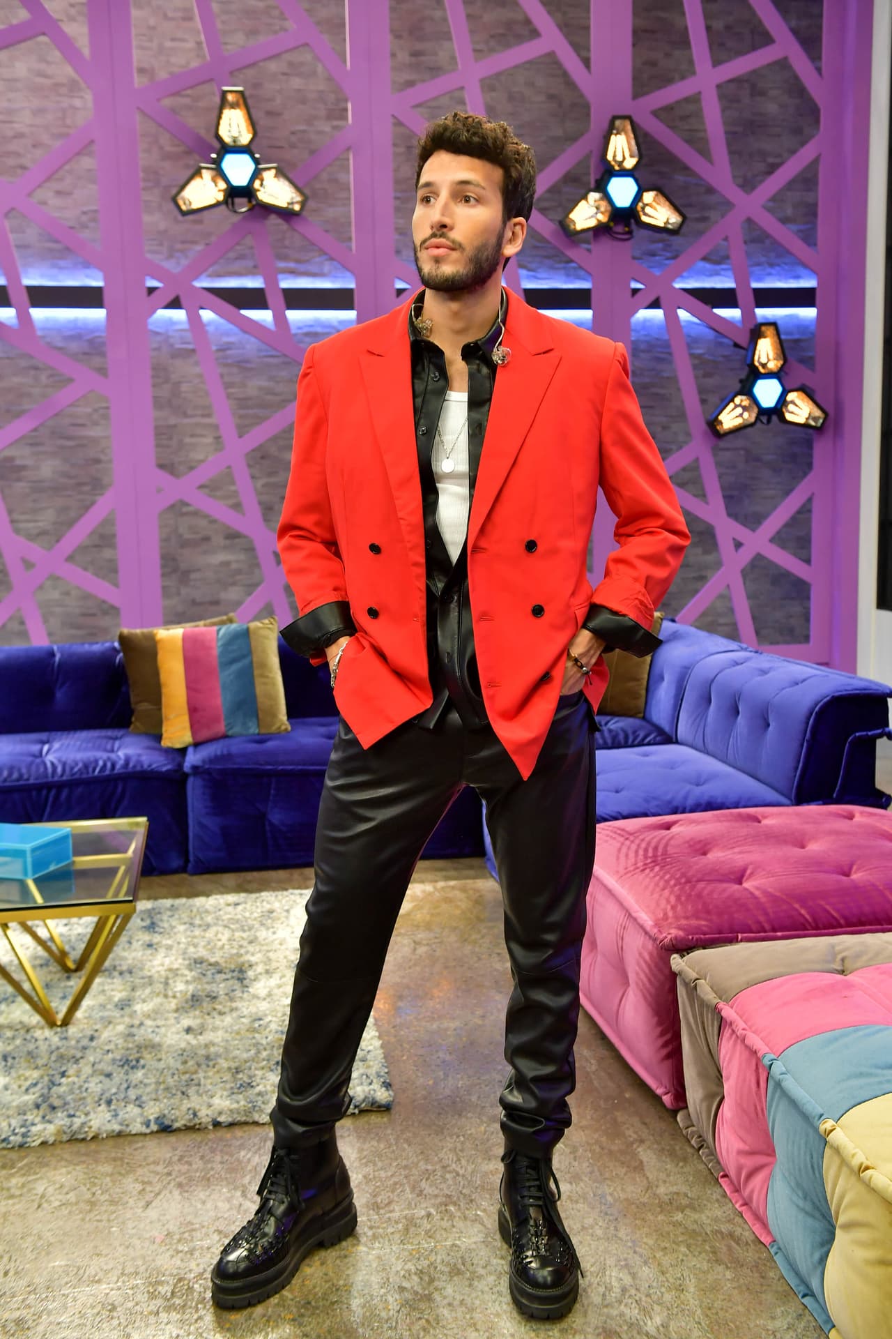 Sebastián Yatra fue el primero de los cantantes en aparecer en escena y lo hizo por partida doble, interpretando 'Tacones Rojos' y 'Pareja de Año'.
<br>Al colombiano lo vimos en backstage con este saco rojo, con pantalón y chaqueta negros debajo.