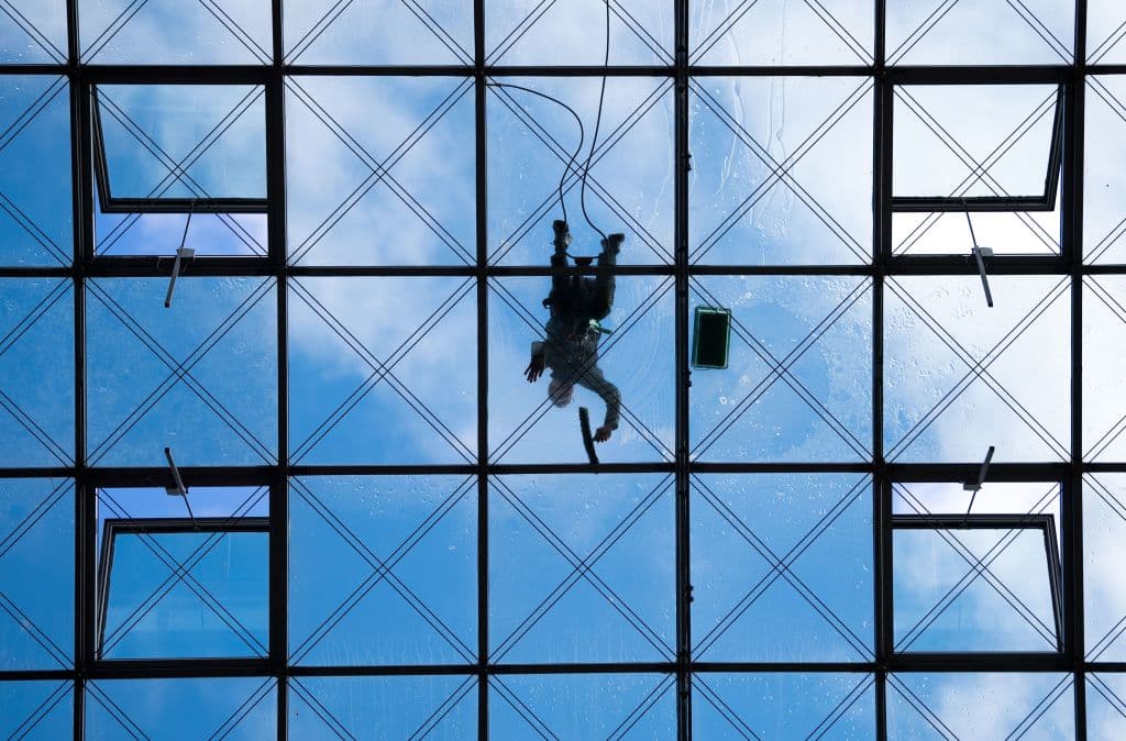 Un limpiador de vidrios hispano cayó a su muerte desde un piso 12 en Brooklyn