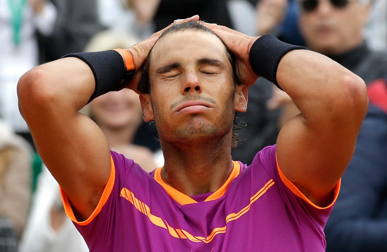 <b>¿Qué te pasó, Rafa?</b>
<br>El tenista español era consciente de ello y otro de sus 'tics' era acomodar su cabello para atrás con ambas manos, pero cada vez era más innecesario esto.