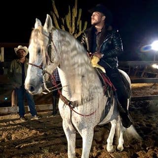 Y aunque a
<b>Espinoza Paz</b> le haya dado últimamente por cambiarse el look para lucir más urbano, no hay quien lo desvincule a esta buena pinta: con sombrero ranchero y sobre uno de sus caballos.