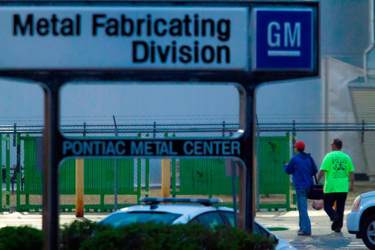 Trabajadores llegando a la reapertura de la división de metales de General Motors en Pontiac, Michigan, una de las líneas de ensamblaje paradas desde el inicio de la crisis. 18 de mayo.