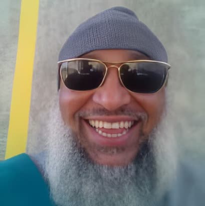 Tony Von Carruthers recibiótres condenas a muerte en Tennessee en 1996por su participación, según la sentencia, en el secuestro y asesinato deMarcellos Anderson, Delois Anderson y Fredrick Tucker, ocurrido en Memphis en febrero de 1994; la fiscalía sostuvo que Carruthers y dos cómplices secuestraron a las víctimas durante un robo relacionado con drogas y posteriormente las asesinaron. Carruthers ha mantenido su inocencia desde entonces.